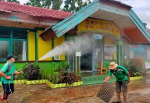 Kolaborasi dengan PD PAL Banjarmasin, Perkumpulan Hijau Daun Bersihkan Sekolah-Sekolah Terdampak Banjir