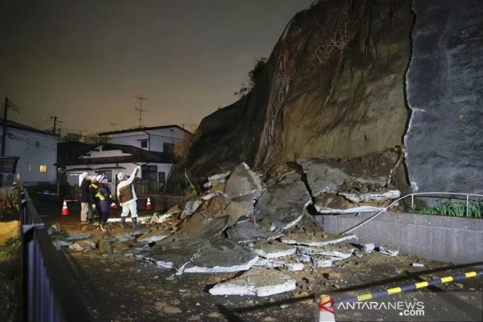 Bagian dari tebing yang runtuh akibat gempa bumi digambarkan di Shiogama, Prefektur Miyagi, Jepang dalam foto ini diambil oleh Kyodo pada tanggal 20 Maret 2021. ANTARA/Kyodo / via REUTERS/pri.