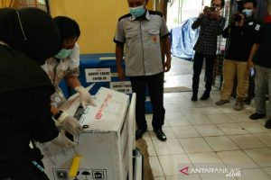 Petugas Instalasi Farmasi Dinkes Kabupaten HSU menerima vaksin Covid-19. (antara)