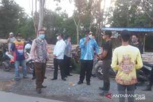 Pj Gubernur Safrizal ZA meninjauan ke titik lokasi kemacetan yakni yang berada di Desa Gampa Asahi Kecamatan Rantau Badauh (Batola), Jumat (19/3) sore.Foto:Antaranews Kalsel/Humas Batola.