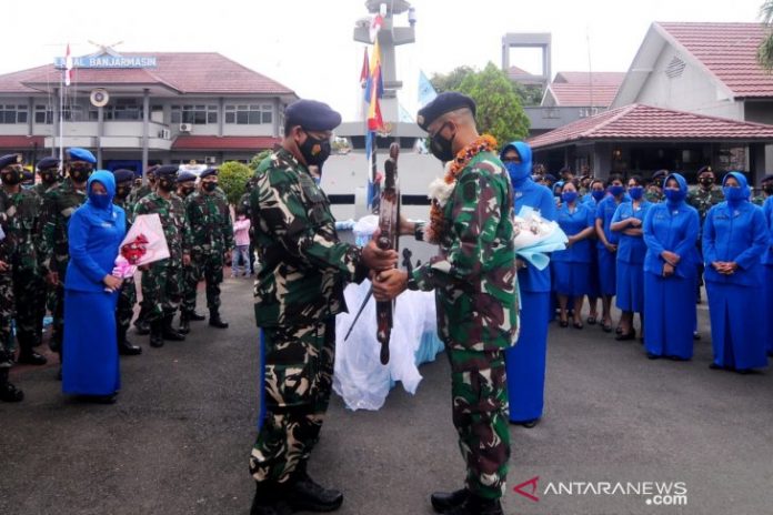 Danlanal Banjarmasin, Kolonel Laut (P) Herbiyantoko, melepas Kolonel Laut (P) Sandharianto. (antara)