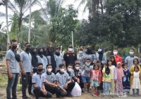 Jebolan Paskibra HST Bagi-bagi Mainan untuk Anak Korban Banjir Desa Waki