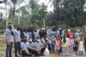 PPI Kabupaten HST bersama anak-anak korban banjir di Desa Baru (Waki). (antara)