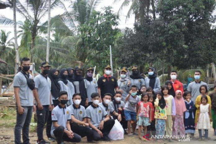 PPI Kabupaten HST bersama anak-anak korban banjir di Desa Baru (Waki). (antara)