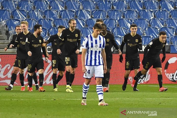 Pemain Real Sociedad di antara para pemain Barcelona yang melakukan selebrasi usai cetak gol dalam lanjutan Liga Spanyol di stadion Anoeta, San Sebastian, Spanyol pada 22 Maret 2021. (AFP via antara)