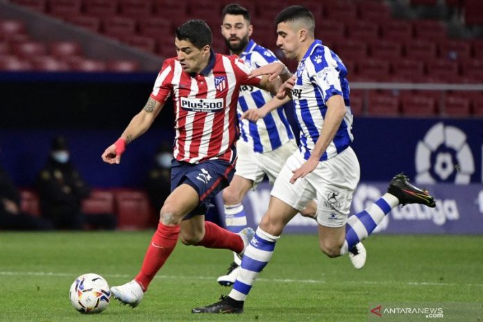 Penyerang Atletico Madrid, Luis Suarez (kiri) berusaha lepas dari kawalan gelandang Alaves, Rodrigo Battaglia dalam pertandingan Liga Spanyol di Wanda Metropolitano, Madrid, Spanyol pada 22 Maret 2021.(AFP/JAVIER SORIANO)