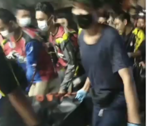 Relawan dan emergecy mengevakuasi jenazah diduga korban penusukan di Belitung Darat. (@info_kejadian_banjarmasin)