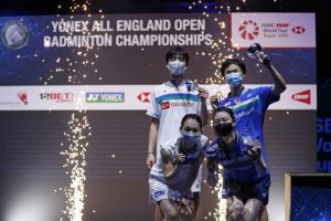 Wakil Jepang Yuta Watanabe (kanan belakang) dan Arisa Higashino (depan kanan) bersama kompatriot Yuki Kaneko (kiri belakang) dan Misaki Matsumoto (kiri depan) melakukan selebrasi setelah laga "all Japan final" ganda campuran turnamen bulu tangkis All England 2021 di Utilita Arena, Birmingham, Inggris. (21/3/2021) (AFP/Adrian Dennis)