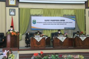 Bupati Abdul Wahid menyampaikan LKPj 2020 dalam rapat paripurna DPRD Kabupaten Hulu Sungai Utara, Senin 22 Maret 2021. (antara
