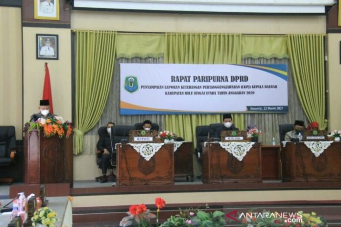 Bupati Abdul Wahid menyampaikan LKPj 2020 dalam rapat paripurna DPRD Kabupaten Hulu Sungai Utara, Senin 22 Maret 2021. (antara