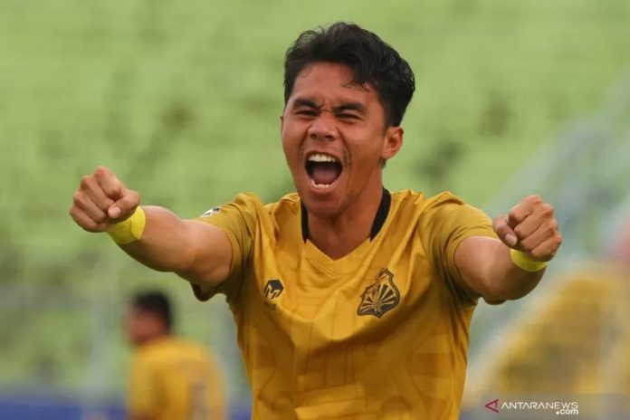 Pemain Bhayangkara FC Solo, Alsan Putra Masad Sanda, selebrasi usai cetak gol ke gawang Borneo FC. (antara)