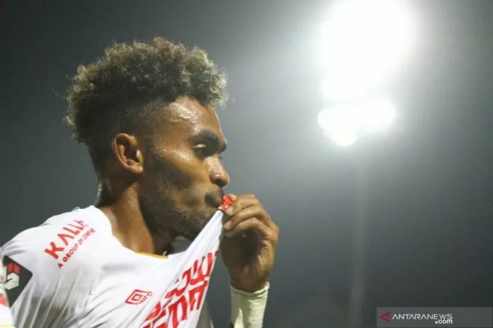 Pesepakbola PSM Makassar, Yakob Sayuri melakukan selebrasi usai mencetak gol di gawang Persija Jakarta dalam pertandingan babak penyisihan Grup B Piala Menpora 2021 di Stadion Kanjuruhan, Malang, Jawa Timur, Senin (22/3/2021). PSM Makassar mengungguli Persija Jakarta dengan skor akhir 2-0. (ANTARA FOTO/Ari Bowo Sucipto).