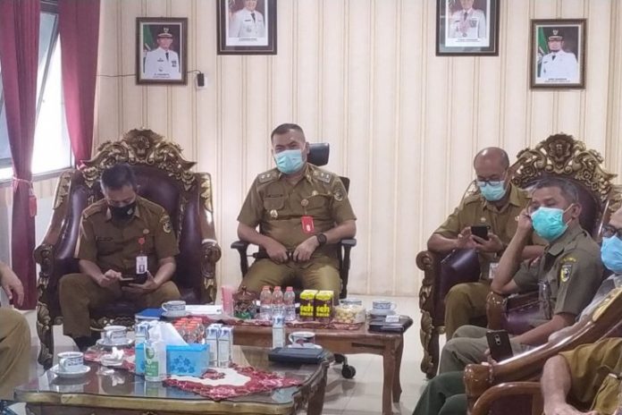 Wakil Bupati Tanah Laut, Abdi Rahman, mengikuti rapat virtual perpanjangan PPKM bersama Pemprov Kalsel, Senin 22 Maret 2021. (antara)