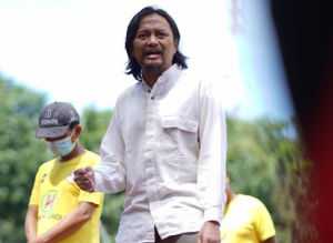 Hasnuryadi saat memberi semangat kepada skuad Barito Putera di lapangan UNS Solo, Rabu 24 Maret 2021. (@pdbaritoputeraofficial)