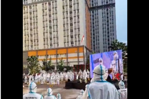 Pasien dan nakes Wisma Atlet bawakan lagu Heal The Wolrd menggunakan angklung. (IG)