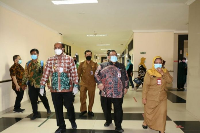 Pj Gubernur Kalsel, Safrizal, bersama Dirut Harapan Kita, Dr dr Iwan Dakota MKes, dan Dirut RSUD Ulin Banjarmasin, dr Hj Suciati, melakukan peninjauan usai MoU. (antara)