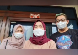 Ririe Fairus usai menjalani sidang di Pengadilan Agama Jakarta Utara yang telah menjatuhkan putusan versteek atau tanpa kehadiran tergugat cerai. (istimewa)