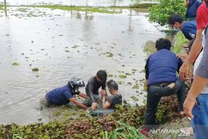 Pengedar Narkoba diburu Ditres Narkoba Polda Kalsel hingga ke persawahan. (antara)