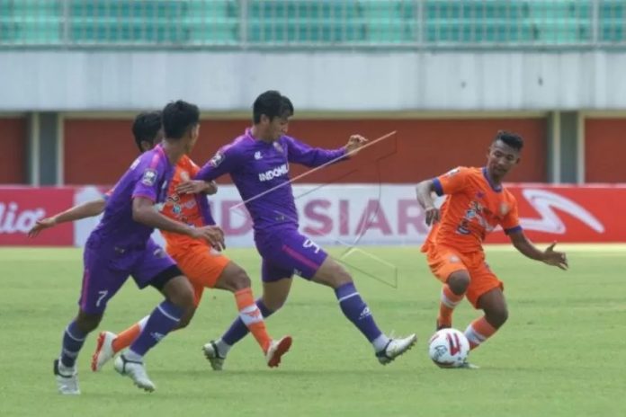 Pesepak bola Persita Tangerang Kito Chandra (kedua kanan) mencoba menerobos pertahanan tim Persiraja Banda Aceh saat pertandingan Piala Menpora di Stadion Maguwoharjo, Sleman, D.I Yogyakarta, Rabu (24/3/2021). (ANTARA FOTO/Andreas Fitri Atmoko/aww.)