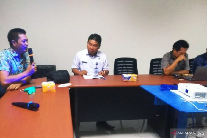 Plh Kepala Dinas Pemberdayaam Masyarakat dan Desa (DPMD) Kabupaten PPU, Usep Supriatna (paling kiri) saat pertemuan di kantor DPMD PPU. (antara)