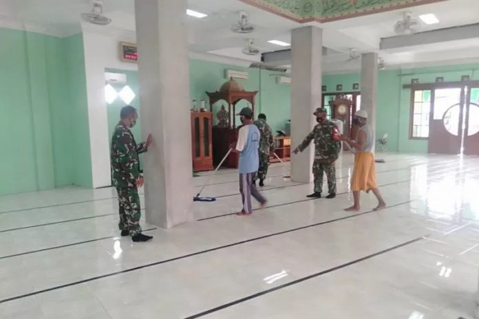 Petugas dari Satgas Penanganan COVID-19 Kabupaten Tangerang, Provinsi Banten, Rabu (24/3/2021) membersihkan masjid di Tangerang. (FOTO ANTARA/HO-Kodim 0510 Tangerang/Azmi Samsul Maarif)