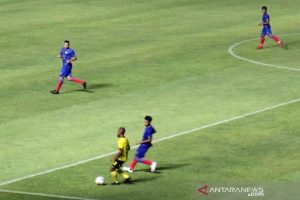 Pemain nomor punggung 92 Barito Putera (kostum kuning) Beni Oktavianto saat membawa bola dan mendapat pengawalan dari pemain Arema FC Malang pada pertandingan sepak bola Grup A Piala Menpora 2021 di Stadion Manahan Solo, Jawa Tengah, Kamis malam (25/3/2021). (ANTARA/Bambang Dwi Marwoto)