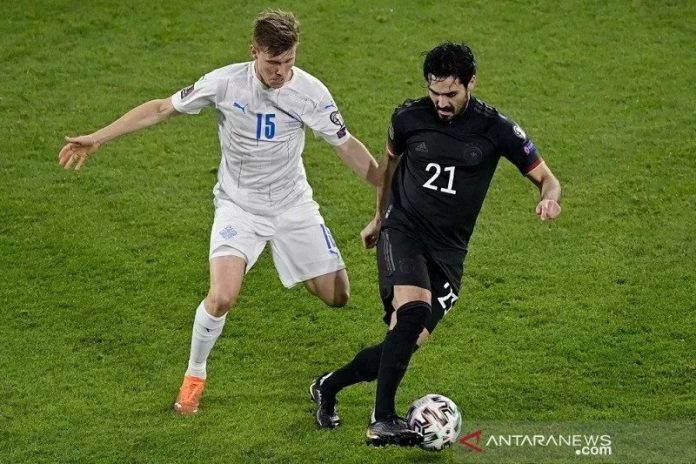 Gelandang tim nasional Jerman Ilkay Gundogan (kanan) menghindari hadangan bek Islandia Alfons Sampsted dalam laga kualifikasi Piala Dunia 2022 zona Eropa Grup J di Stadion MSV Arena, Duisburg, Jerman, Kamis (25/3/2021). (ANTARA/REUTERS/Tobiasz Schwarz)