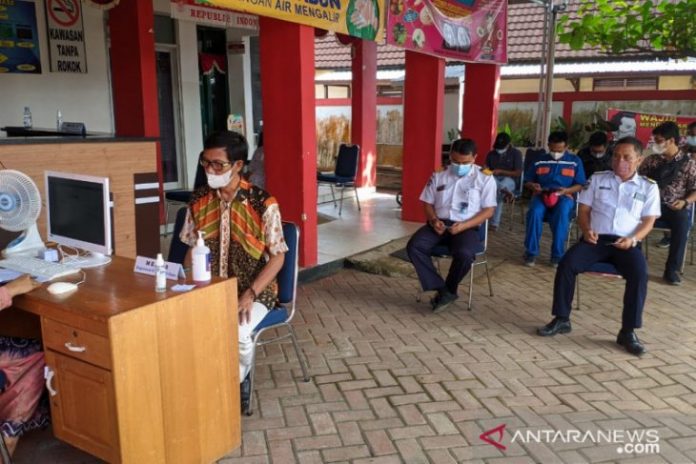 Karyawan PT ASDP menjalani vaklsin Covid-19 tahap pertama. (antara)