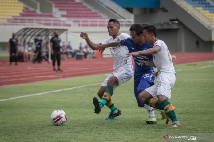 Pemain PSIS Semarang Komarudin (tengah) berusaha melewati hadangan dua pemain Persikabo 1973 Muhammad Abduh Lestaluhu (kiri) dan Roni Sugeng Arianto (kanan) pada pertandingan Sepak bola Piala Menpora 2021 di Stadion Manahan, Solo, Jawa Tengah, Kamis (25/3/2021). ANTARA FOTO/Mohammad Ayudha/wsj. (ANTARA FOTO/MOHAMMAD AYUDHA)