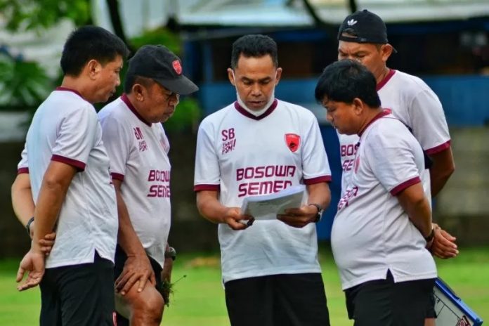 Tim pelatih PSM Makassar berdiskusi. (antara)