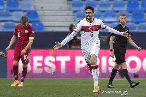 Ekspresi bahagia gelandang Ozan Tufan setelah mencetak gol dalam pertandingan Kualifikasi Piala Dunia 2022 Grup G zona Eropa lawan Norwegia di La Rosaleda, Malaga pada 28 Maret 2021.(AFP/JORGE GUERRERO)