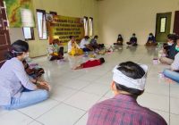Anggota Polda Kalsel Dialog dengan Warga Dayak Balangan, Ajak Jaga Persatuan dan Patuhi Prokes