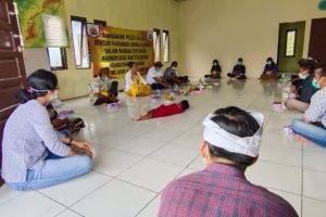 Bunda Komari didampingi Kompol I Wayan Suardiyasa menyampaikan sambutan saat silaturahmi. (antara)