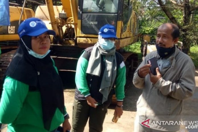 Kepala UPT TPA Basirih, Danang (kanan), bersama anggota PHD. (antara)