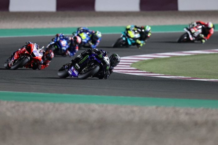 Pebalap tim Monster Energy Yamaha MotoGP Maverick Vinales menjalani Grand Prix Qatar di Sirkuit Internasional Losail. (28/3/2021) (AFP/Karim Jaafar)