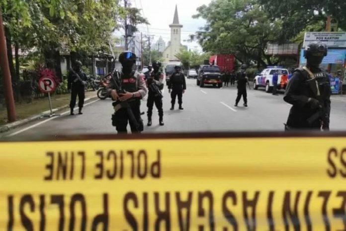 Suasana penjagaan di sekitar lokasi kejadian usai serangan bom bunuh diri di sekitar Gereja Katedral, jalan Kajaolalido, Kelurahan Baru, Kecamatan Ujung Pandang, Kota Makassar, Provinsi Sulawesi Selatan, Minggu (28/3/2021). ANTARA/Darwin Fatir/aa.