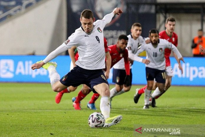 Penyerang tim nasional Italia Andrea Belotti mengeksekusi tendangan penalti untuk mencetak gol ke gawang Bulgaria dalam lanjutan kualifikasi Piala Dunia 2022 zona Eropa Grup C di Stadion Nasional Vasil Levski, Sofia, Bulgaria, Minggu (29/3/2021) waktu setempat. (ANTARA/REUTERS/Stoyan Nenov)