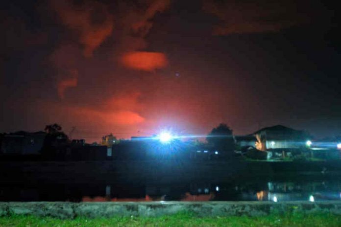 Suasana langit yang memerah akibat kilang minyak Balongan Pertamina Indramayu terbakar. (ANTARA/Ho/Suci)