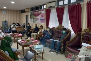 Wakil Bupati Tanah Laut Abdi Rahman pimpin acara finalisasi draft Peraturan Bupati (Perbup) tentang Pengendalian dan Pengawasan Distribusi LPG 3 Kilogram Bersubsidi di Ruang Kerja Wabup, Sabtu (27/3).Foto:Antaranews Kalsel/Diskominfo Tanah Laut.