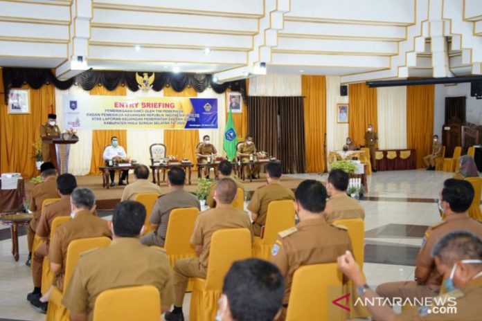 Entry briefing Pemkab HSS bersama BPK RI Perwakilan Kalsel. (antara)