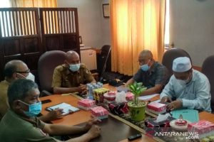 Perwakilan Persatuan Masyarakat Adat (Permada) Kabupaten Tanah Laut menemui Sekda Tanah Laut H Dahnial Kifli, di Ruang Rapat VIP Setda Tanah Laut, Senin (29/3).Foto:Antaranews Kzlsel/Diskominfo Tanah Laut.
