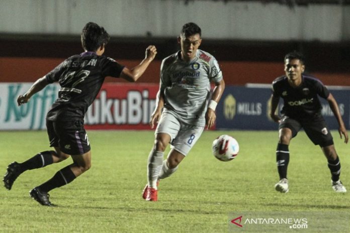 Pesepak bola Persib Bandung Abdul Aziz (tengah) mencoba melewati sejumlah pesepak bola Persita Tangerang saat pertandingan Piala Menpora di Stadion Maguwoharjp, Sleman, DI Yogyakarta, Senin (29/3/2021). ANTARA FOTO/Hendra Nurdiyansyah/rwa.