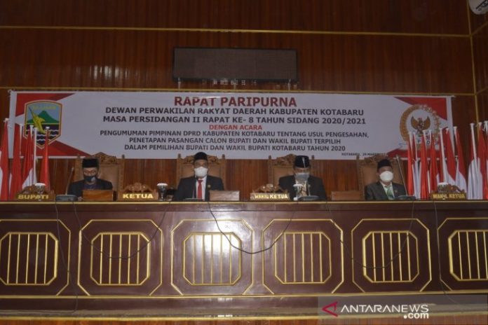 Ketua DPRD Kotabaru Syairi Mukhlis memimpin sidang paripurna terkait penetapan pemanang pilkada 2020 dan mengusulkan untuk pelantikan terhadap paangan H Sayed Jafar - Andi Rudi Latif sebagai bupati-wakil bupati periode 2021-2024 (Antaranews Kalsel/ohi/hms)