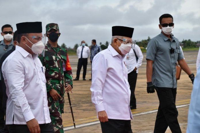 Wapres Ma'ruf Amin tiba di Bandara Tjilik Riwut Palangka Raya disambut Gubernur Kalteng Sugianto Sabran, Selasa, (30/3/2021). ANTARA/HO-MMC Kalteng