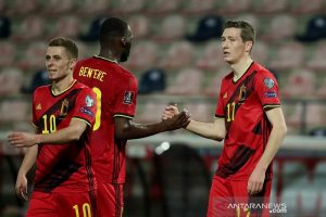 Gelandang tim nasional Belgia Hans Vanaken (kanan) melakukan selebrasi bersama rekan-rekannya seusai melengkapi kemenangan 8-0 atas Belarusia dalam lanjutan kualifikasi Piala Dunia 2022 zona Eropa Grup E di Stadion Den Dreef, Leuven, Belgia, Selasa (30/3/2021) waktu setempat. (ANTARA/REUTERS/Yves Herman)