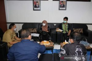 Jajaran KPU Kota Banjarmasin saat koordinasi dengan Plh Wali Kota Banjarmasin H Mukhyar untuk pelaksanaan PSU di tiga kelurahan.(Antaranews Kalsel/Humas Pemkot Banjarmasin)