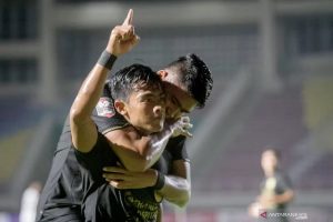 Pemain PSIS Semarang Pratama Arhan Alif Rifai (kiri) melakukan selebrasi usai mencetak gol ke gawang Arema FC pada pertandingan Piala Menpora 2021 di Stadion Manahan, Solo, Jawa Tengah, Selasa (30/3/2021). Pada pertandingan tersebut PSIS Semarang menang dengan skor 3-2 dan memastikan lolos ke babak delapan besar. ANTARA FOTO/Mohammad Ayudha/hp.