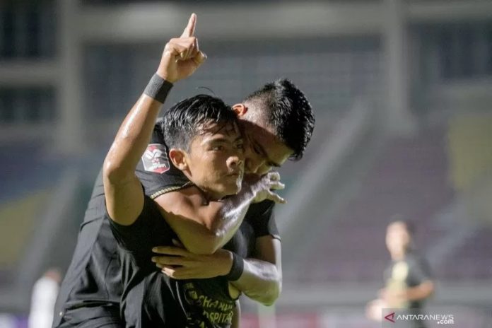 Pemain PSIS Semarang Pratama Arhan Alif Rifai (kiri) melakukan selebrasi usai mencetak gol ke gawang Arema FC pada pertandingan Piala Menpora 2021 di Stadion Manahan, Solo, Jawa Tengah, Selasa (30/3/2021). Pada pertandingan tersebut PSIS Semarang menang dengan skor 3-2 dan memastikan lolos ke babak delapan besar. ANTARA FOTO/Mohammad Ayudha/hp.