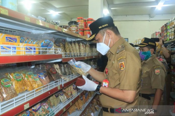 Wakil Wali Kota Banjarbaru Wartono memeriksa kondisi barang yang dijual di salah satu mini market guna lebih memastikan kelayakan bahan pokok yang dijual. Foto humas/Antaranews Kalsel