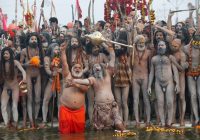 Puluhan Ribu Umat Hindu India Mandi Kudus di Sungai Gangga